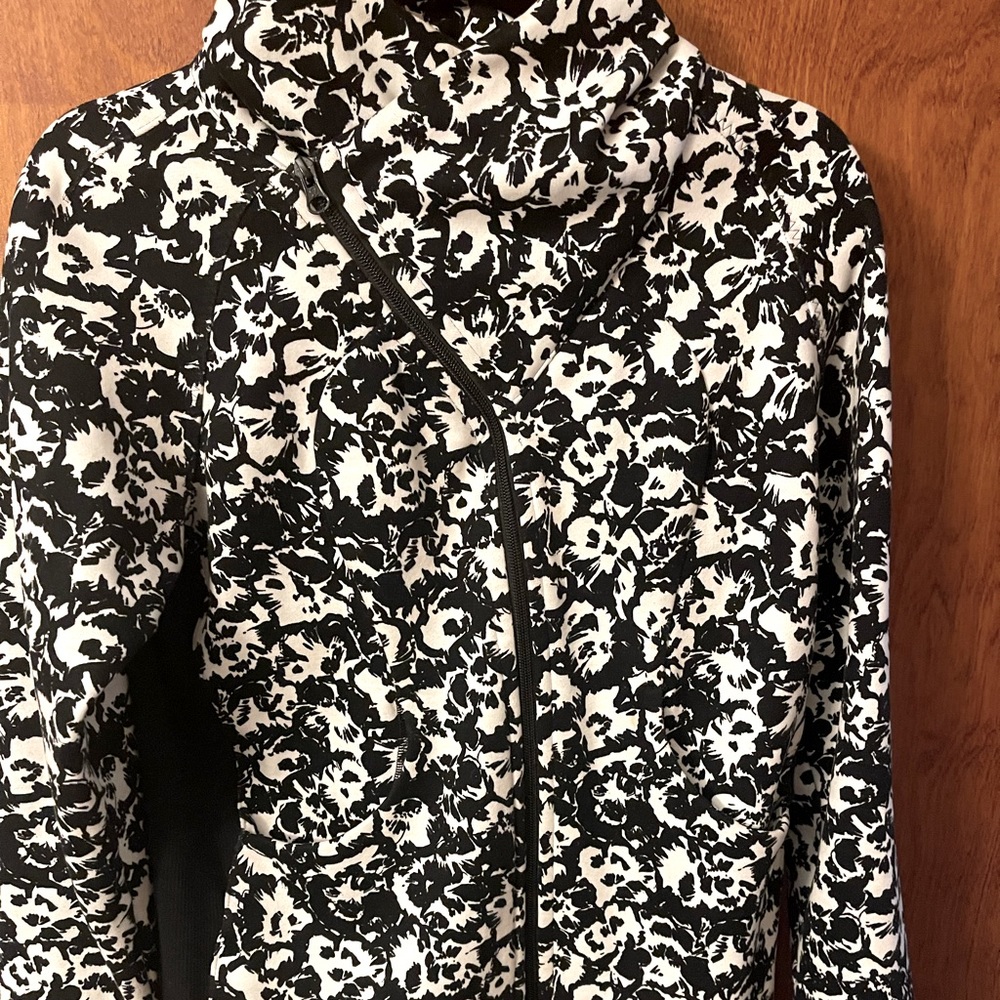 Lululemon patterned black & white jacket